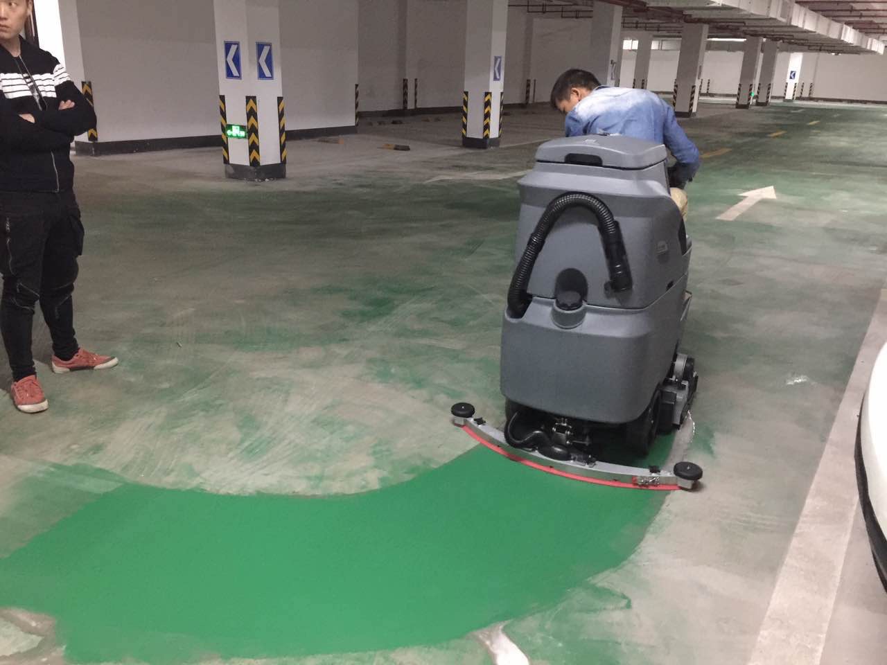 在使用電動(dòng)駕駛式洗地機(jī)清潔地面時(shí)應(yīng)注意什么？